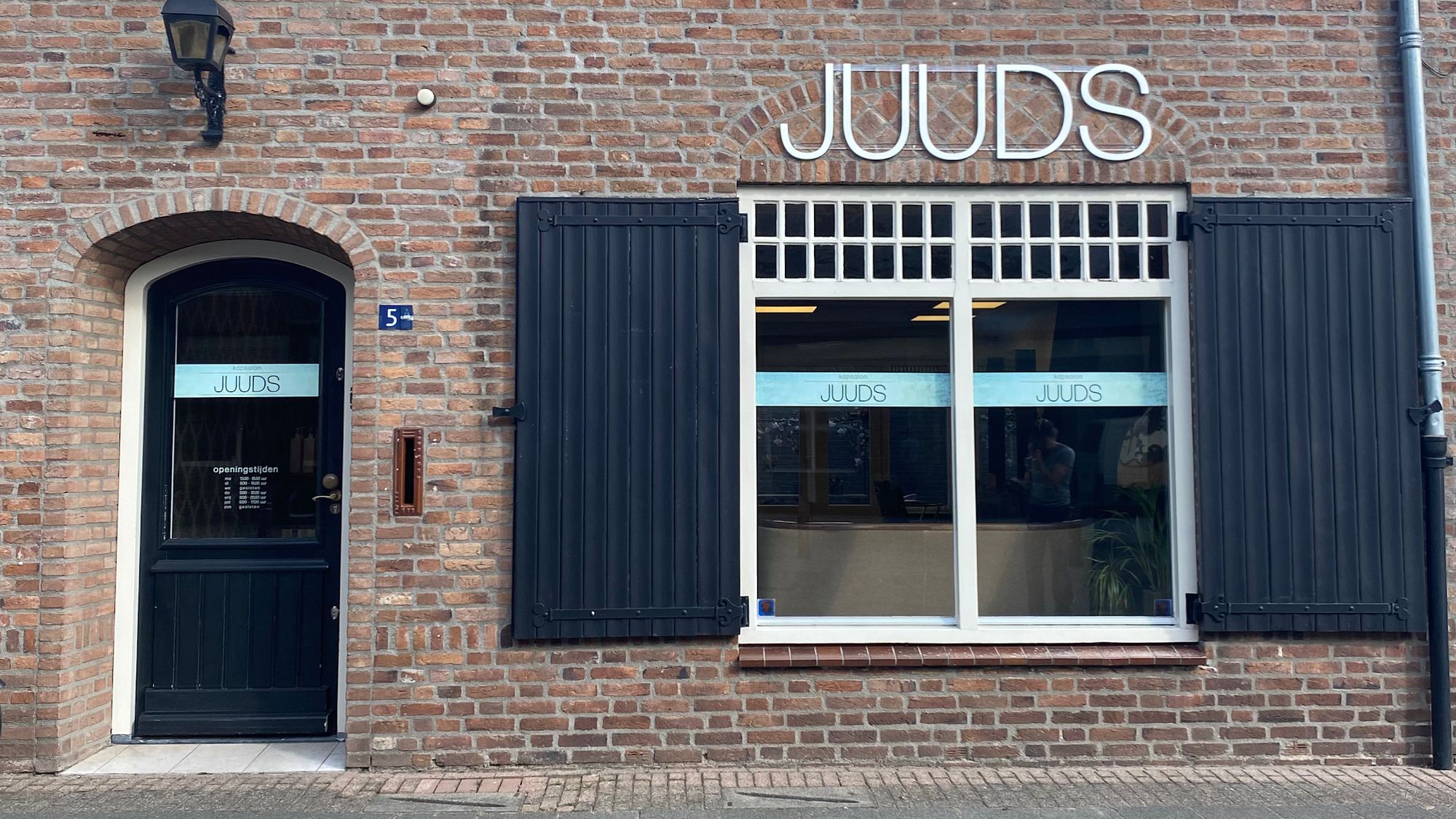 Voorgevel van Kapsalon Juuds aan de Kerkstraat, met de letters JUUDS boven het raam
