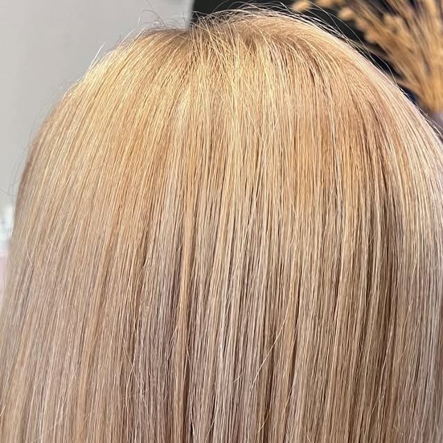 Close-up van natuurlijk blond haar na een kleurbehandeling