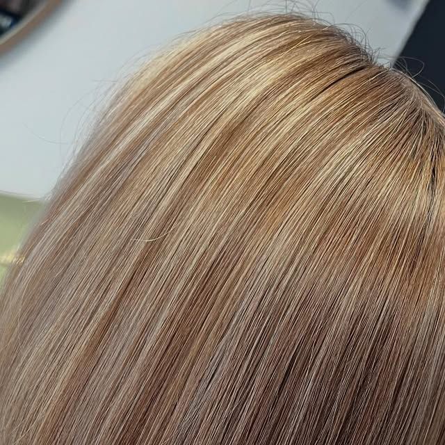 Close-up van blond haar met highlights na een kleurverandering